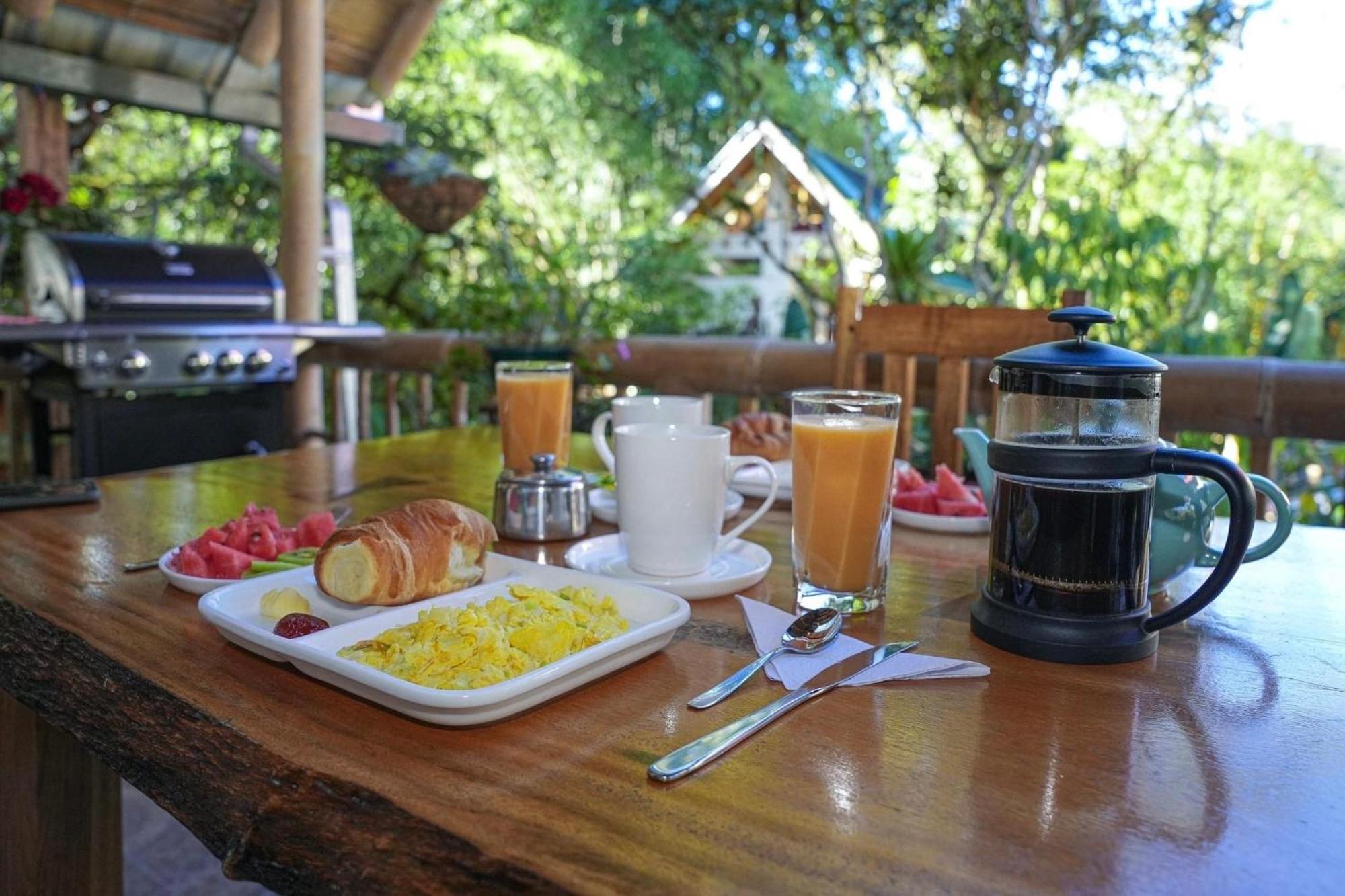 Casa Del Rio En Mindo Bed & Breakfast Exterior photo